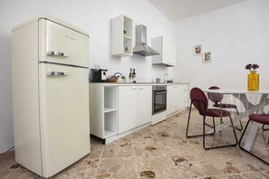 Frigorifero, forno, piano cottura, bollitore elettrico