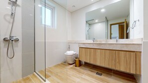 Vila, 3 kamar tidur, 2 kamar mandi | Kamar mandi | Shower dan handuk