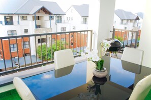 Outdoor dining - Cozy 2 Bedroom Apartment (Lethabong)