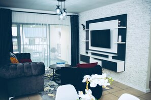 Smart TV - Cozy 2 Bedroom Apartment (Lethabong)