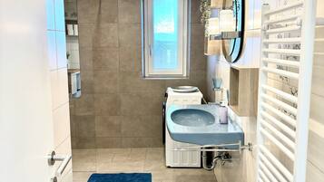 Dusche, Haartrockner, Handtücher, Seife