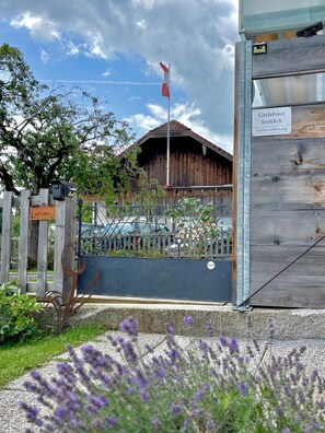 Ein Holzhaus mit einem Schild, auf dem 'Gästehaus Seeblick Gartenwohnung' steht.