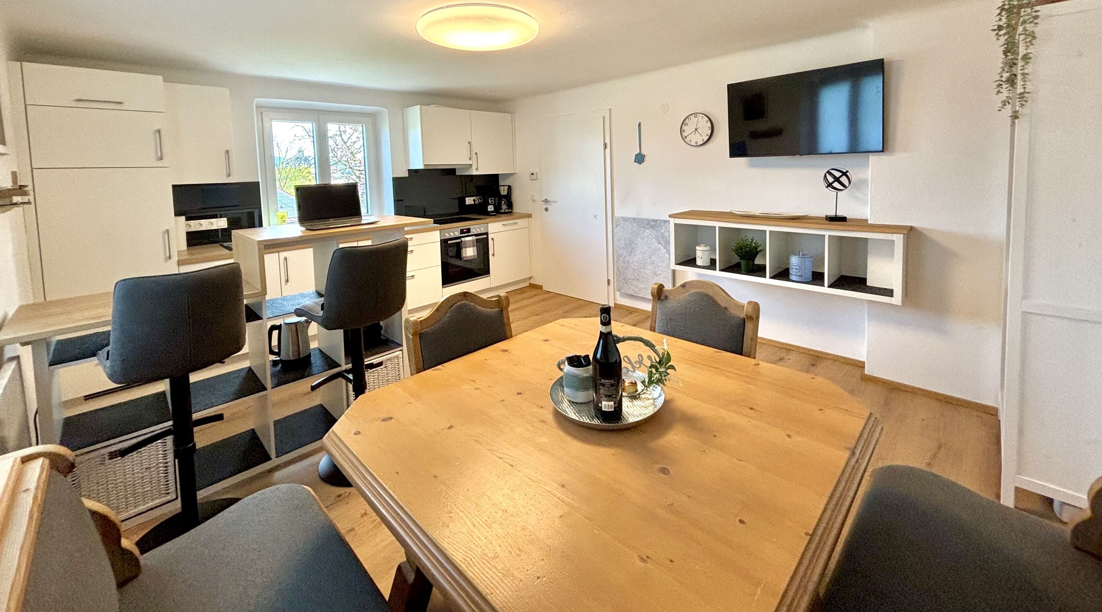 Jääkaappi, uuni, liesi, astianpesukone