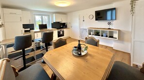 Fridge, oven, stovetop, dishwasher