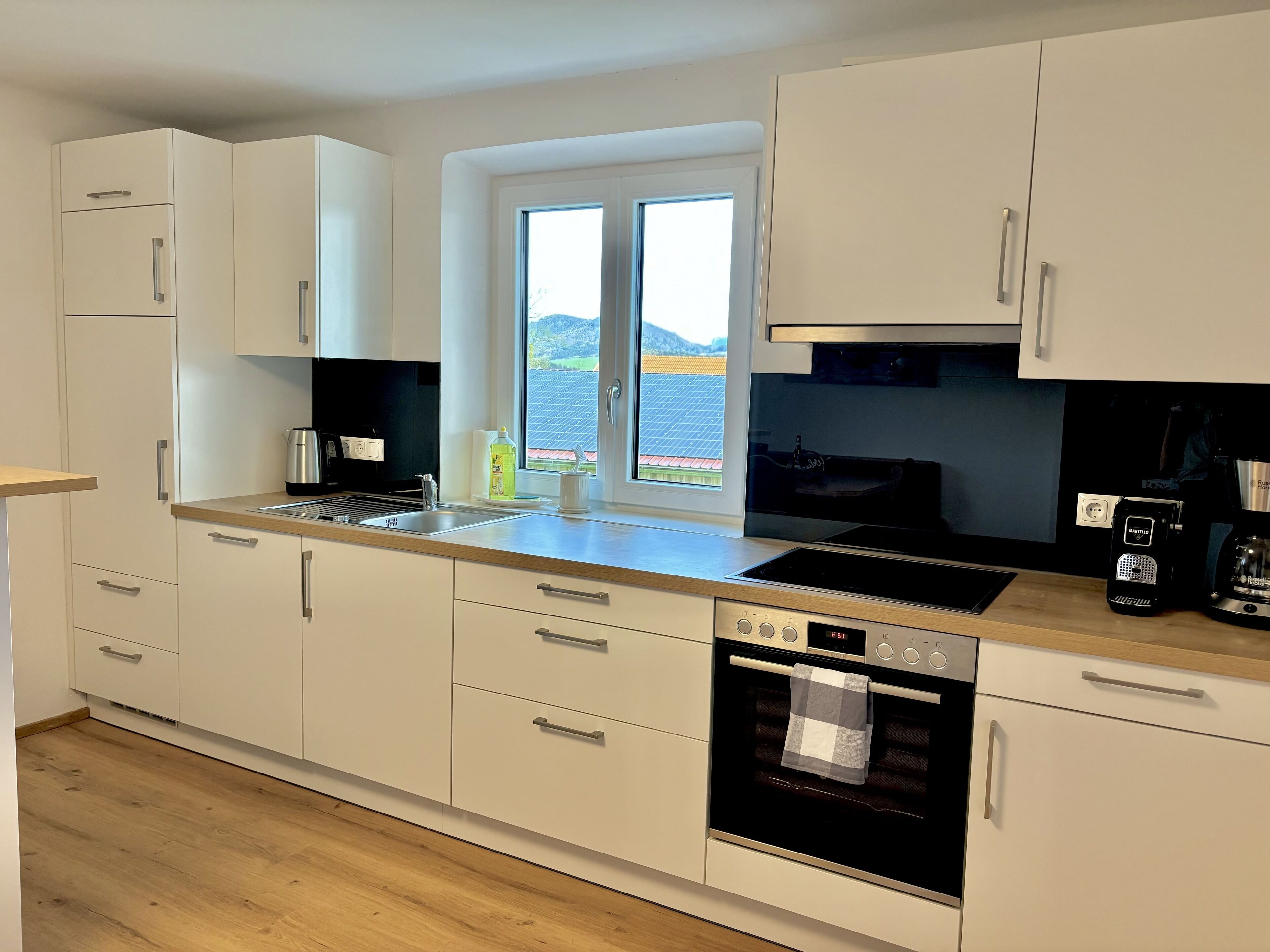 Jääkaappi, uuni, liesi, astianpesukone