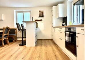 Fridge, oven, stovetop, dishwasher