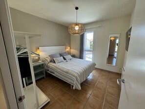 3 slaapkamers, een strijkplank/strijkijzer, gratis wifi, beddengoed