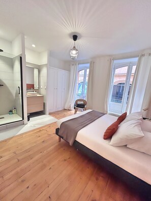 5 bedrooms, desk, iron/ironing board, travel crib - "l'élégant Paradoux ", Plein Centre. 5 Chambres, 3 Salles de Bain & 2 Toilettes (Toulouse)