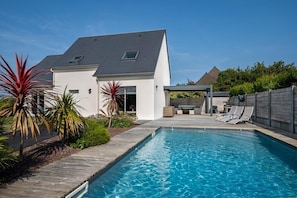 A heated pool - Villa Avec Piscine et Sauna Proche de la mer (Barneville-Carteret)