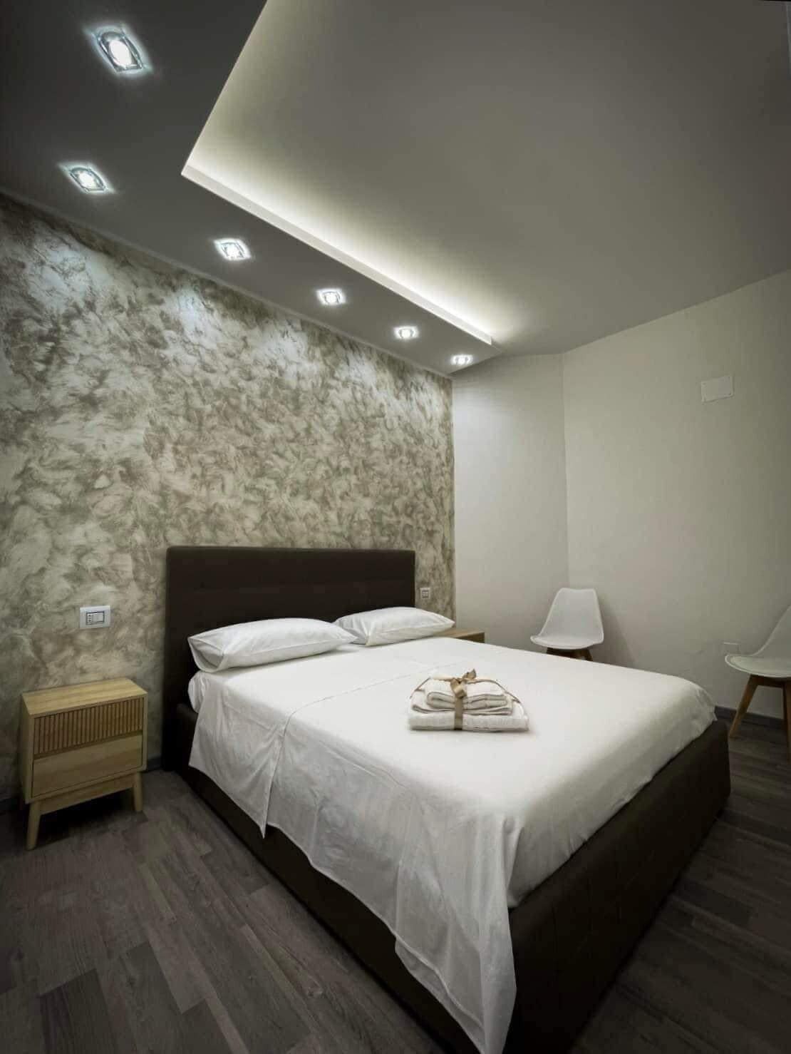 1 camera, ferro/asse da stiro, lenzuola