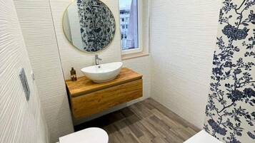 Dusche, Haartrockner, Bidet, Handtücher