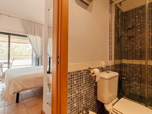 Shower, bidet, towels