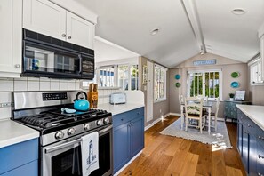 Kjøleskap, mikrobølgeovn, oppvaskmaskin og kaffetrakter/tekoker