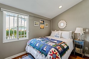 2 soverom, strykejern/-brett, internettilgang og sengetøy