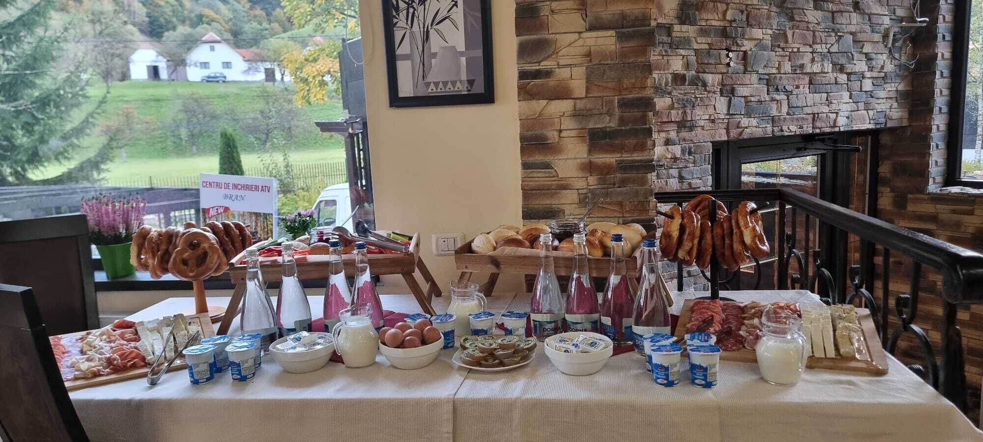 Een ontbijtbuffet met diverse etenswaren en drankjes.