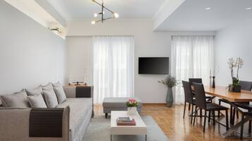 Luxury-Apartment | Wohnbereich | 50-Zoll-Smart-TV mit Digitalempfang, Netflix, Streaming-Dienste