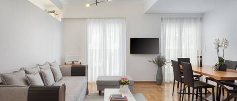 Appartement luxueux | Aire de séjour | Téléviseur connecté de 50 po avec télévision numérique, Netflix