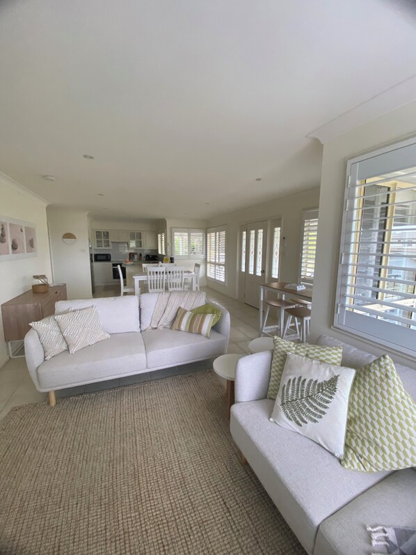 TV, books - Bungalow by the River - Water views, stones throw from River - Pet-Friendly! (Shoalhaven Heads)