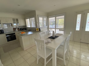Dining - Bungalow by the River - Water views, stones throw from River - Pet-Friendly! (Shoalhaven Heads)