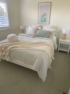 3 bedrooms, iron/ironing board, travel cot, free WiFi - Bungalow by the River - Water views, stones throw from River - Pet-Friendly! (Shoalhaven Heads)