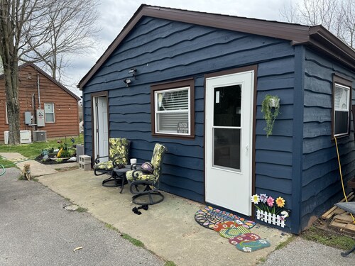 Cozy 1 bedroom cabin  with boat slip 