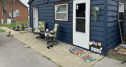 Cozy 1 bedroom cabin with boat slip