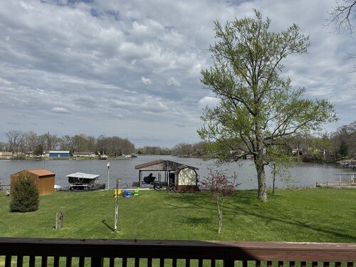 Cozy 1 bedroom cabin  with boat slip 
