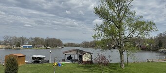 Cozy 1 bedroom cabin  with boat slip 