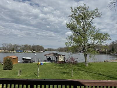 Cozy 1 bedroom cabin  with boat slip 