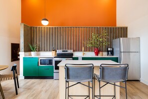 Kjøleskap, mikrobølgeovn, ovn og kokeplater