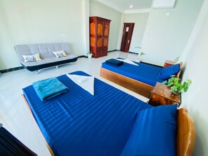 9 bedrooms, WiFi, bed sheets - Home a way from home, where the social environment meets, fresh air, good food,. (Pochentong)