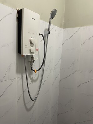 Shower, towels, soap, shampoo - Home a way from home, where the social environment meets, fresh air, good food,. (Pochentong)