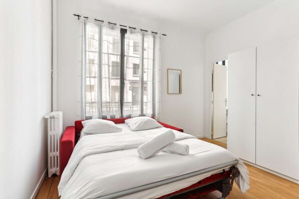 Desk, WiFi, bed sheets