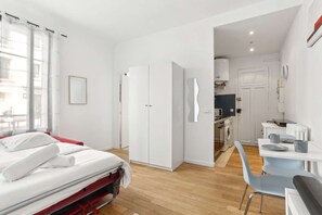 Een bureau, wifi, beddengoed