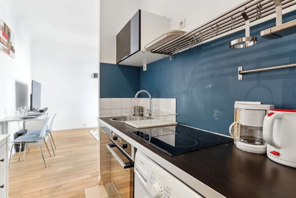 Frigorífico, microondas, horno y placa de cocina