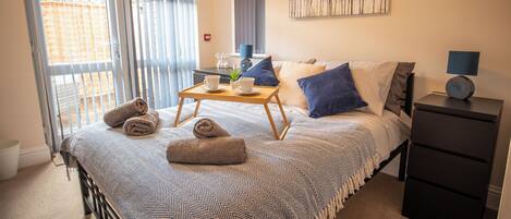 2 soverom, safe på rommet, strykejern/-brett og reiseseng for barn