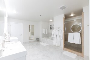 Bañera de hidromasaje, secador de pelo, toallas y jabón