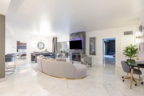 Smart TV, fireplace