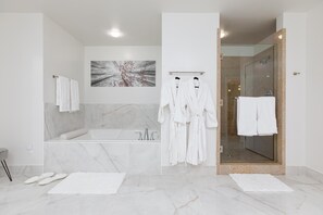 Bañera de hidromasaje, secador de pelo, toallas y jabón