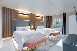 2 bedrooms, in-room safe, desk, iron/ironing board