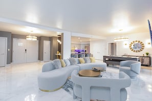 Smart TV, fireplace - 🎰 Luxury Modern Presidential Suite - Strip View - No Resort Fees! 🎰 (Las Vegas)