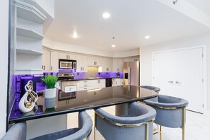 Fridge, microwave, oven, stovetop - 🎰 Luxury Modern Presidential Suite - Strip View - No Resort Fees! 🎰 (Las Vegas)