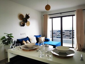Appartement Affaires | Coin séjour | TV connectée de 34 pouces avec chaînes numériques