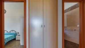 A bedroom with a bed, bedside table, and a wardrobe. - 3847 Villetta Le Largure B by Barbarhouse (Melendugno)