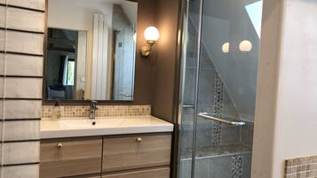 Douche, sèche-cheveux, serviettes fournies, savon