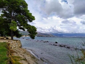 Beach - Apartment near beach + free parking (Kaštel Štafilić)