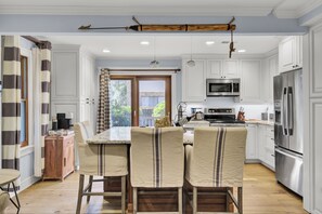 冷蔵庫、電子レンジ、オーブン、コンロ