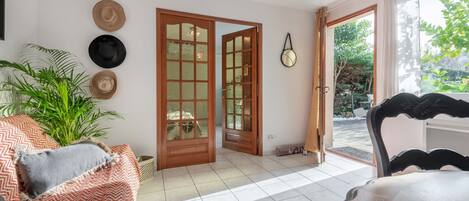 1 dormitorio, tabla de planchar con plancha, wifi y ropa de cama