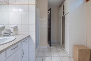 Een douche, een haardroger, handdoeken, zeep