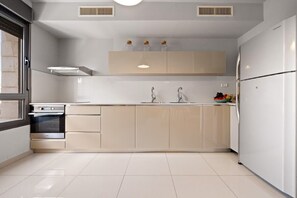 Geladeira, micro-ondas, fogão, cooktop